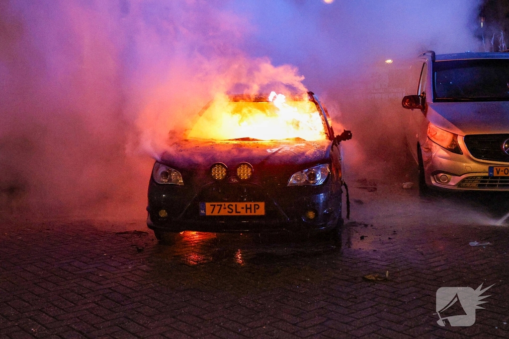 Auto in vlammen opgegaan met vermoedelijke brandstichting