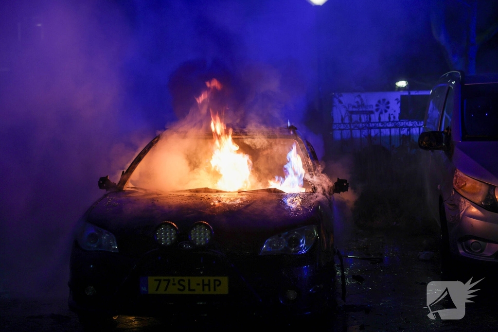 Auto in vlammen opgegaan met vermoedelijke brandstichting