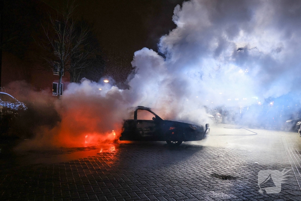 Auto in vlammen opgegaan met vermoedelijke brandstichting
