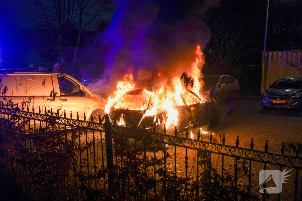 Auto in vlammen opgegaan met vermoedelijke brandstichting