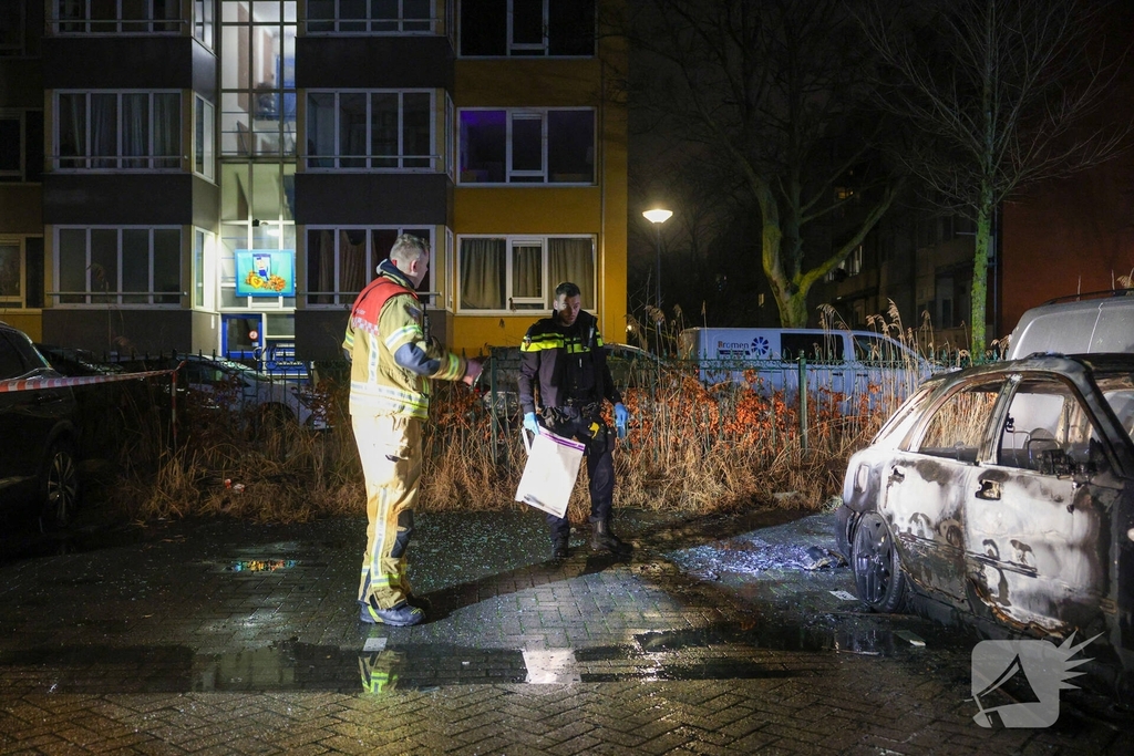 Auto in vlammen opgegaan met vermoedelijke brandstichting