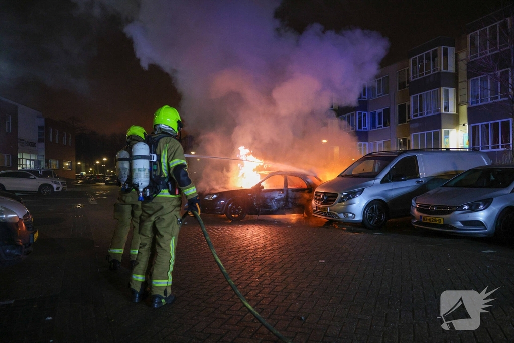 Auto in vlammen opgegaan met vermoedelijke brandstichting