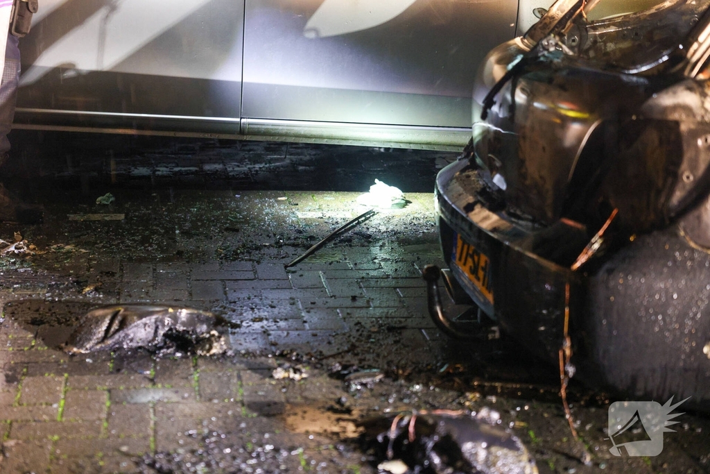 Auto in vlammen opgegaan met vermoedelijke brandstichting