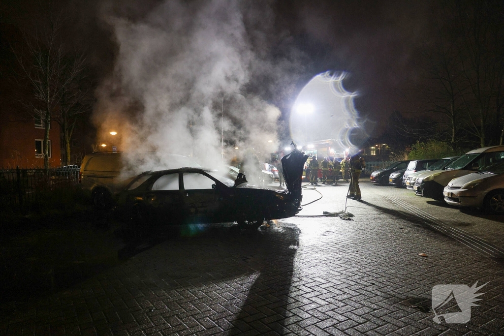 Auto in vlammen opgegaan met vermoedelijke brandstichting