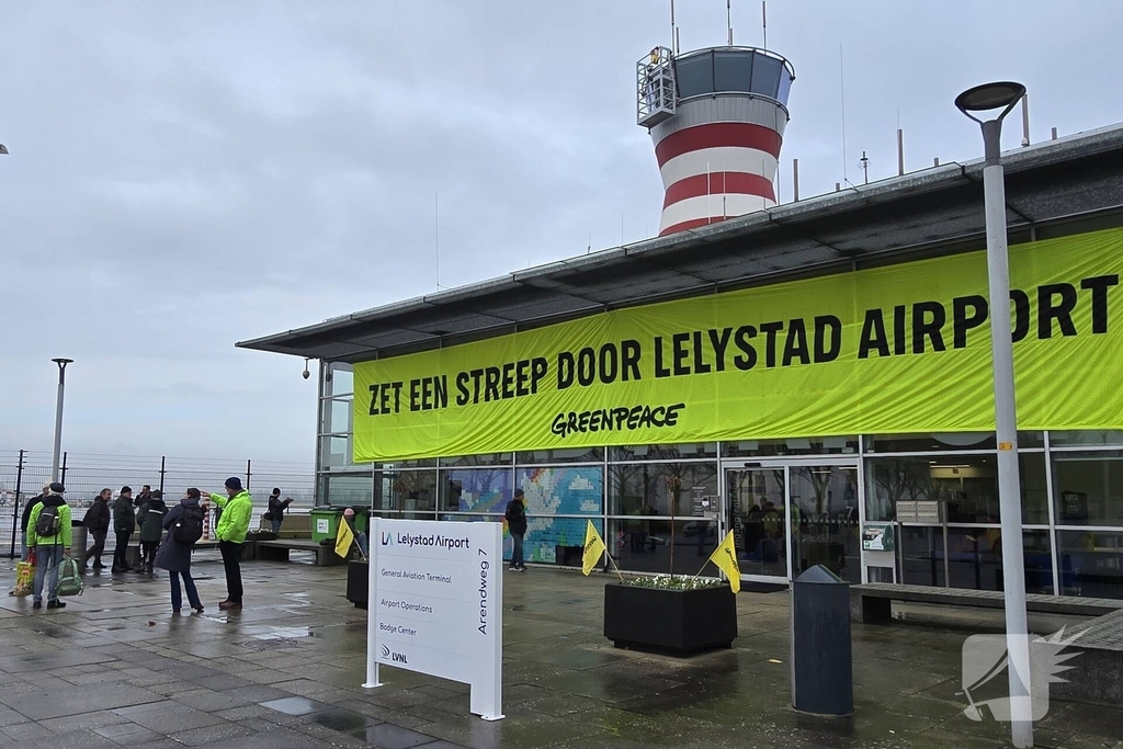 Greenpeace blokkeert hoofdgebouw van luchthaven