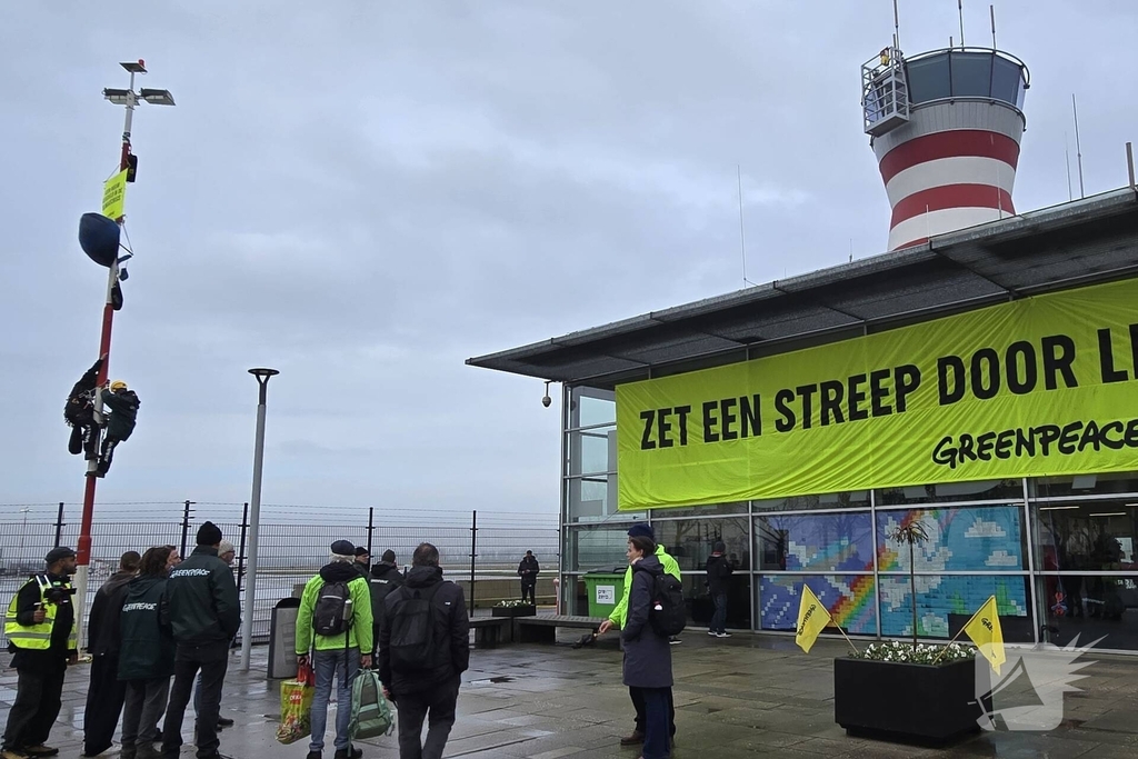 Greenpeace blokkeert hoofdgebouw van luchthaven