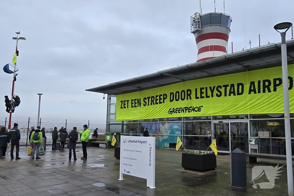 Greenpeace blokkeert hoofdgebouw van luchthaven
