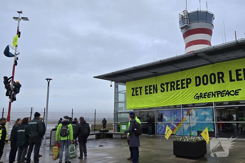 Greenpeace blokkeert hoofdgebouw van luchthaven