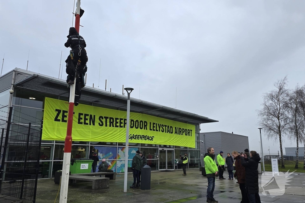 Greenpeace blokkeert hoofdgebouw van luchthaven