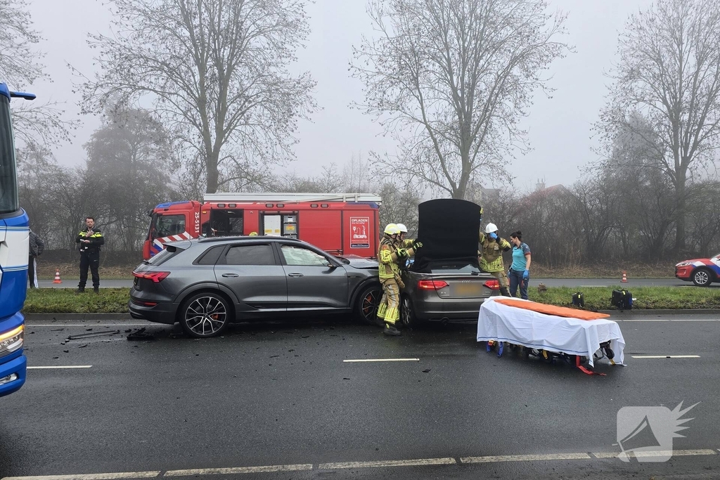 Verkeerschaos door botsing tussen twee voertuigen