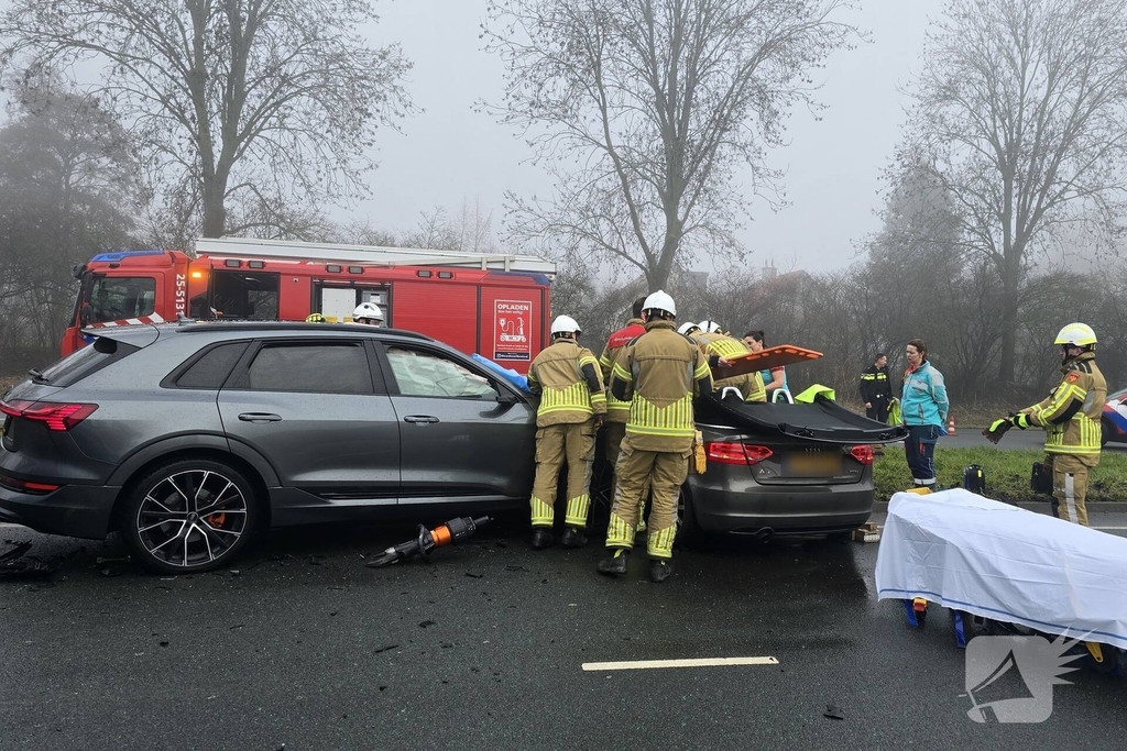 Verkeerschaos door botsing tussen twee voertuigen