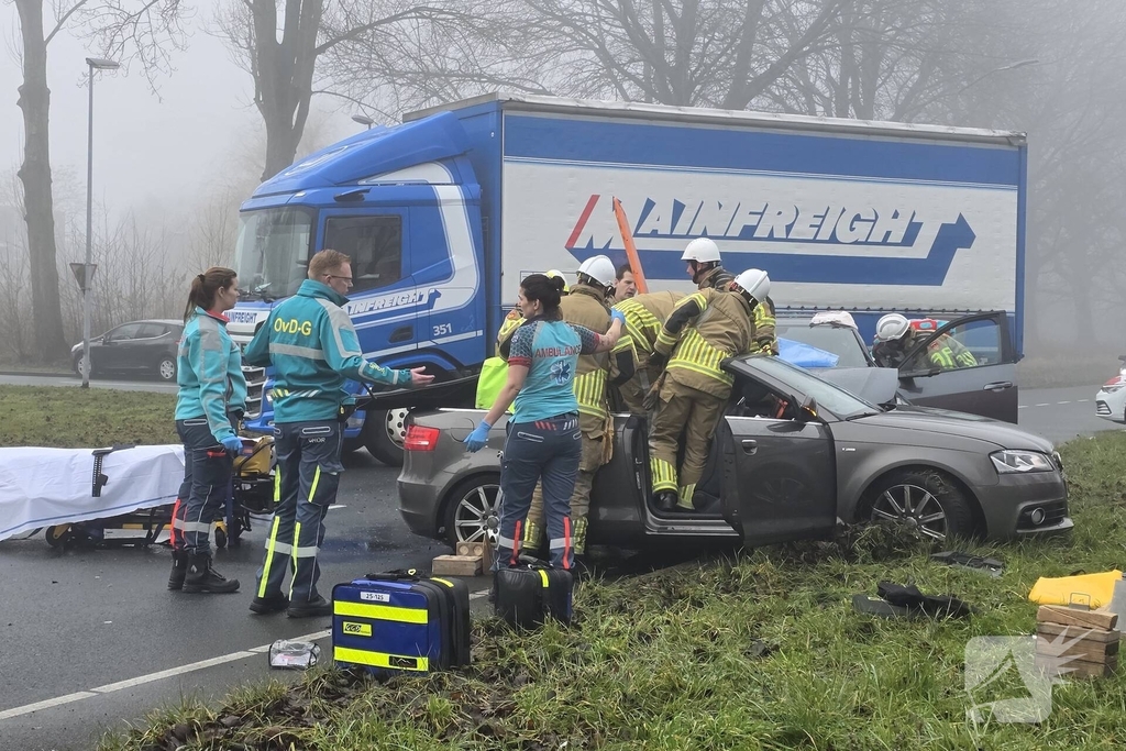 Verkeerschaos door botsing tussen twee voertuigen