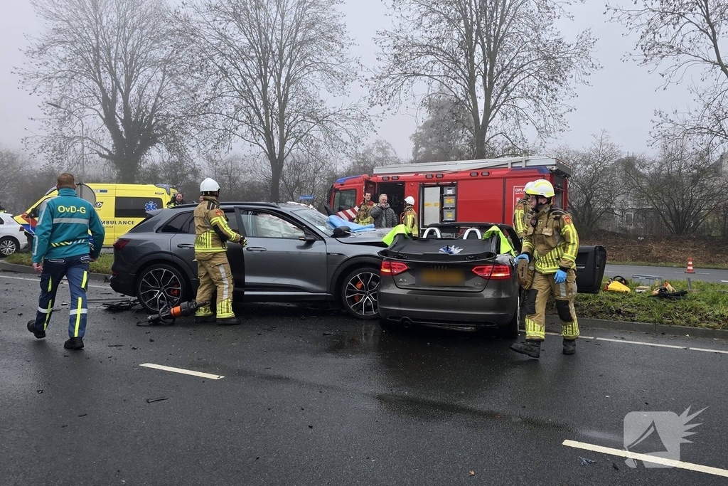 Verkeerschaos door botsing tussen twee voertuigen