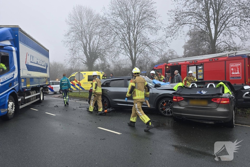Verkeerschaos door botsing tussen twee voertuigen
