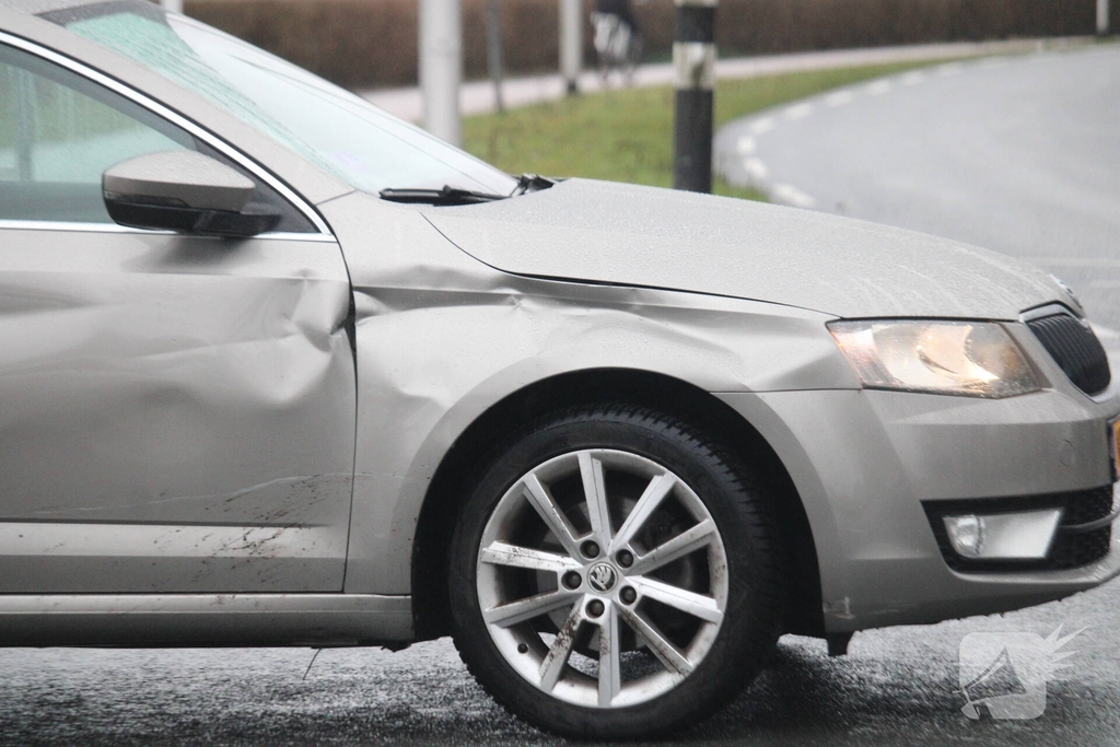 Automobiliste ziet scooterrijder over het hoofd