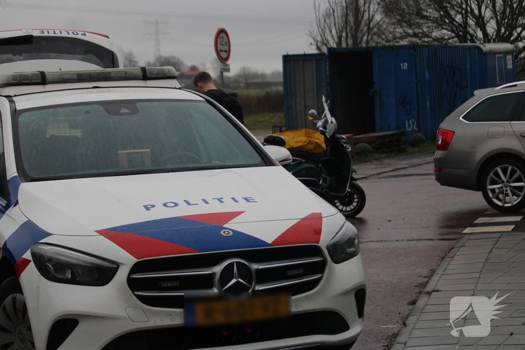 Automobiliste ziet scooterrijder over het hoofd