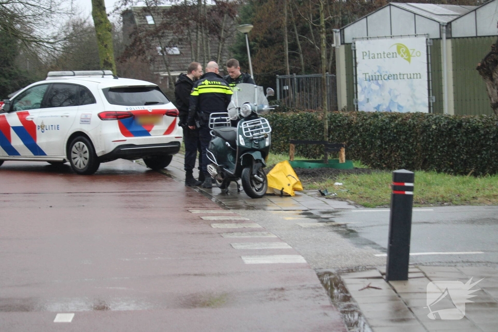 Automobiliste ziet scooterrijder over het hoofd