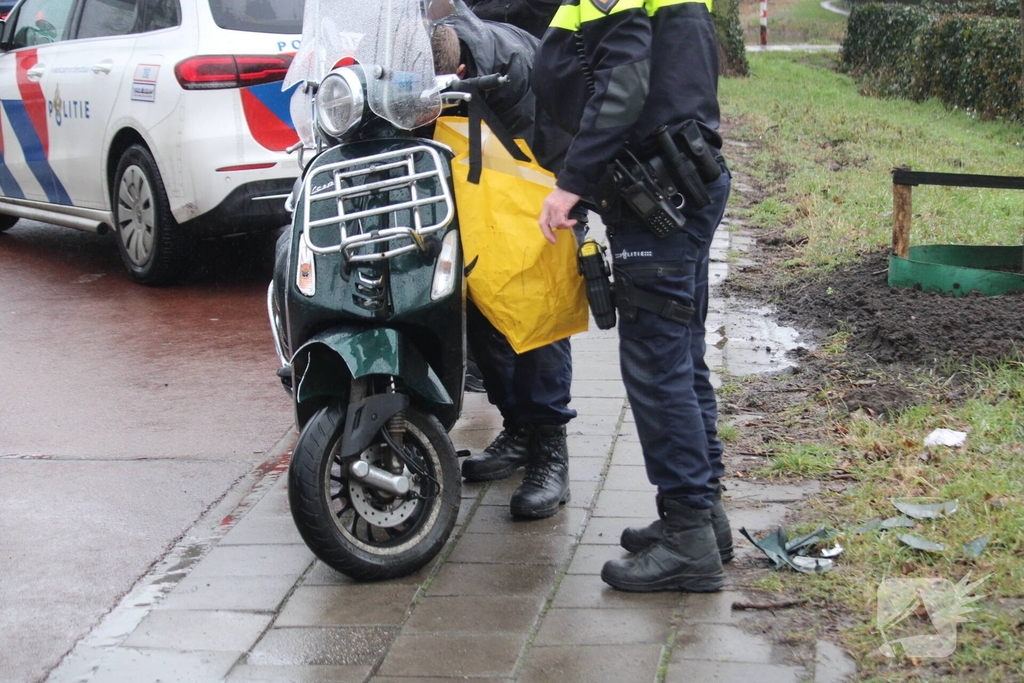 Automobiliste ziet scooterrijder over het hoofd