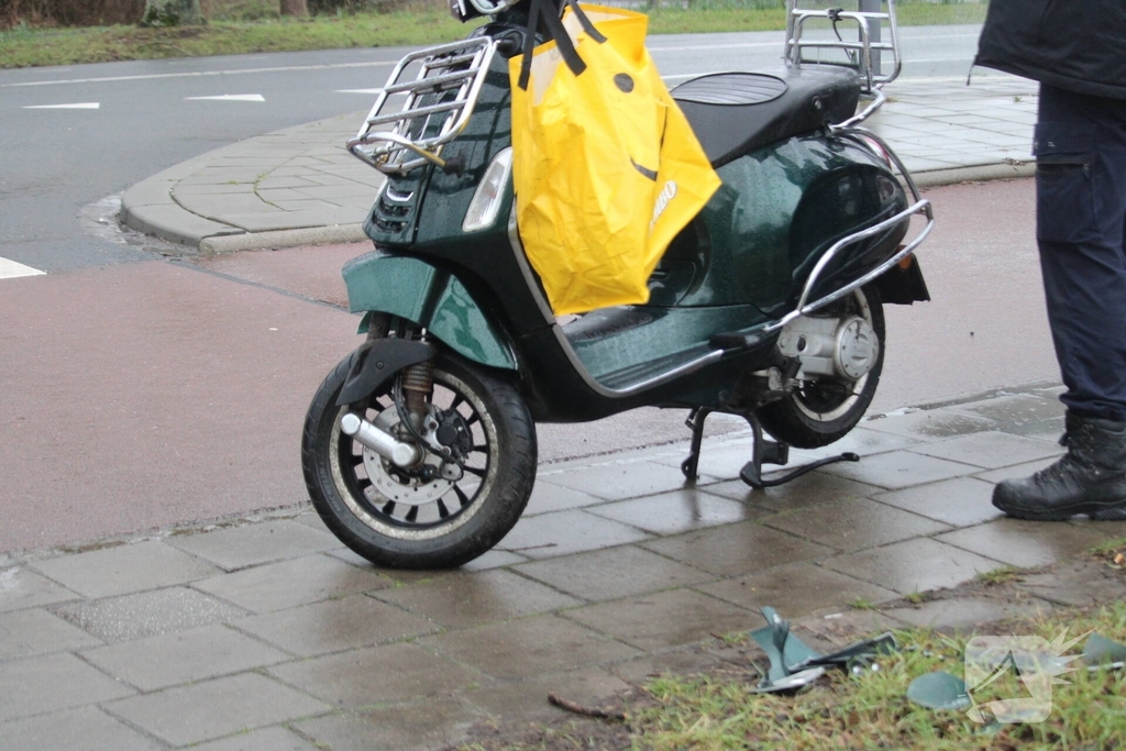 Automobiliste ziet scooterrijder over het hoofd