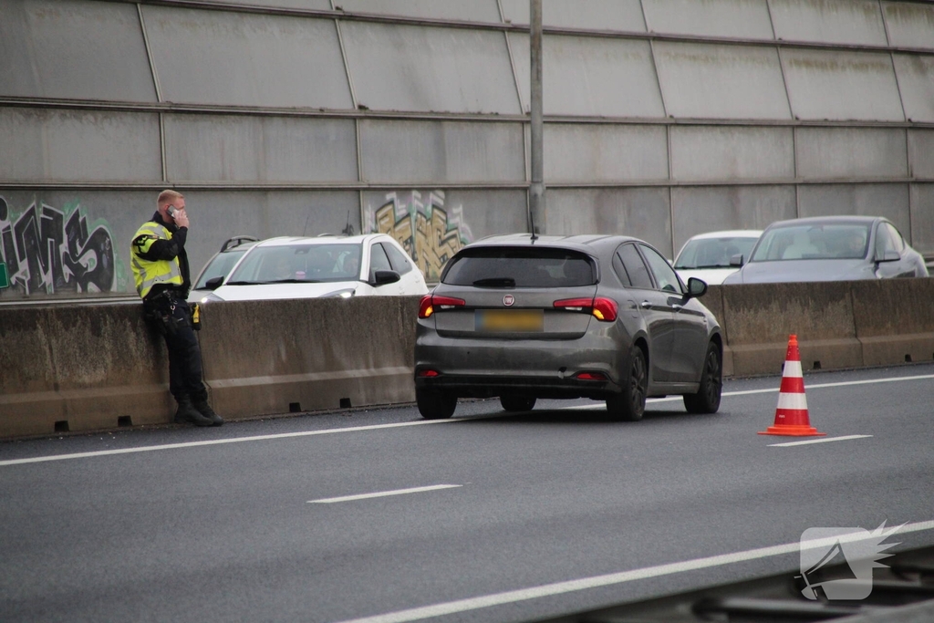 Ongeval leidt tot flinke schade en verkeershinder op A15