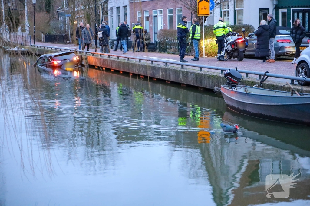 Auto raakt te water tijdens parkeren