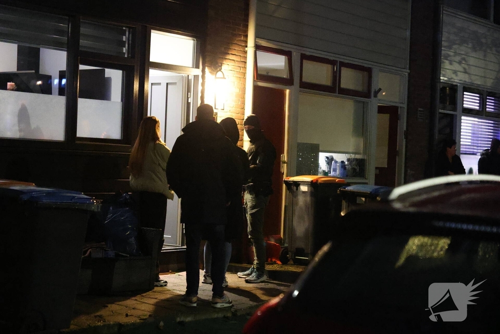 Team Parate Eenheid houdt persoon aan in woning