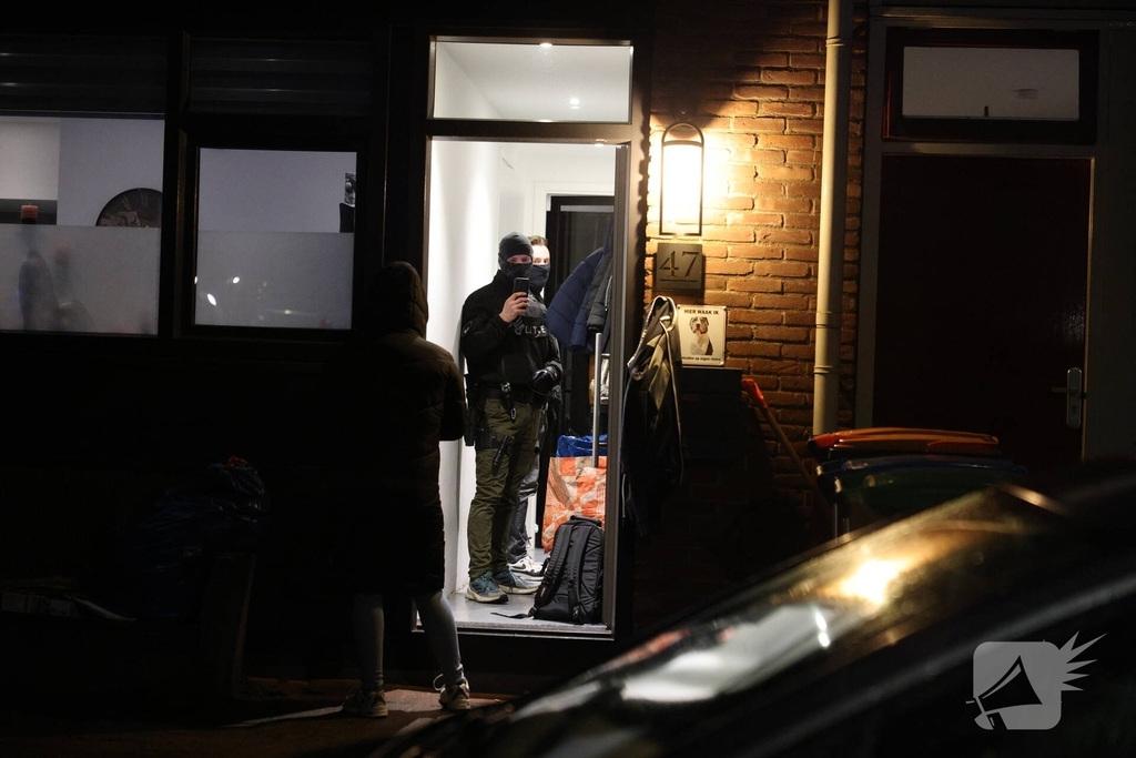 Team Parate Eenheid houdt persoon aan in woning