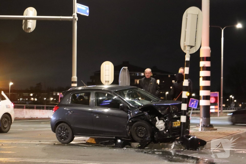 Auto botst tegen verkeerspaal na ongeval