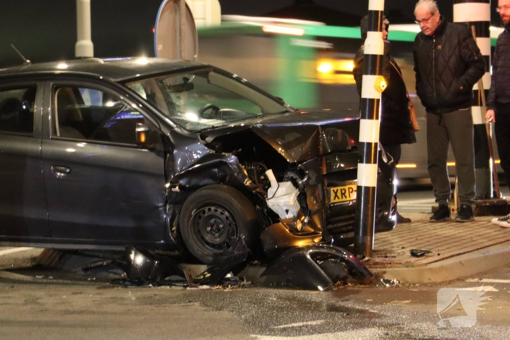 Auto botst tegen verkeerspaal na ongeval