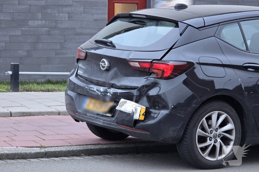 Auto-ongeluk op rotonde verstoort verkeer