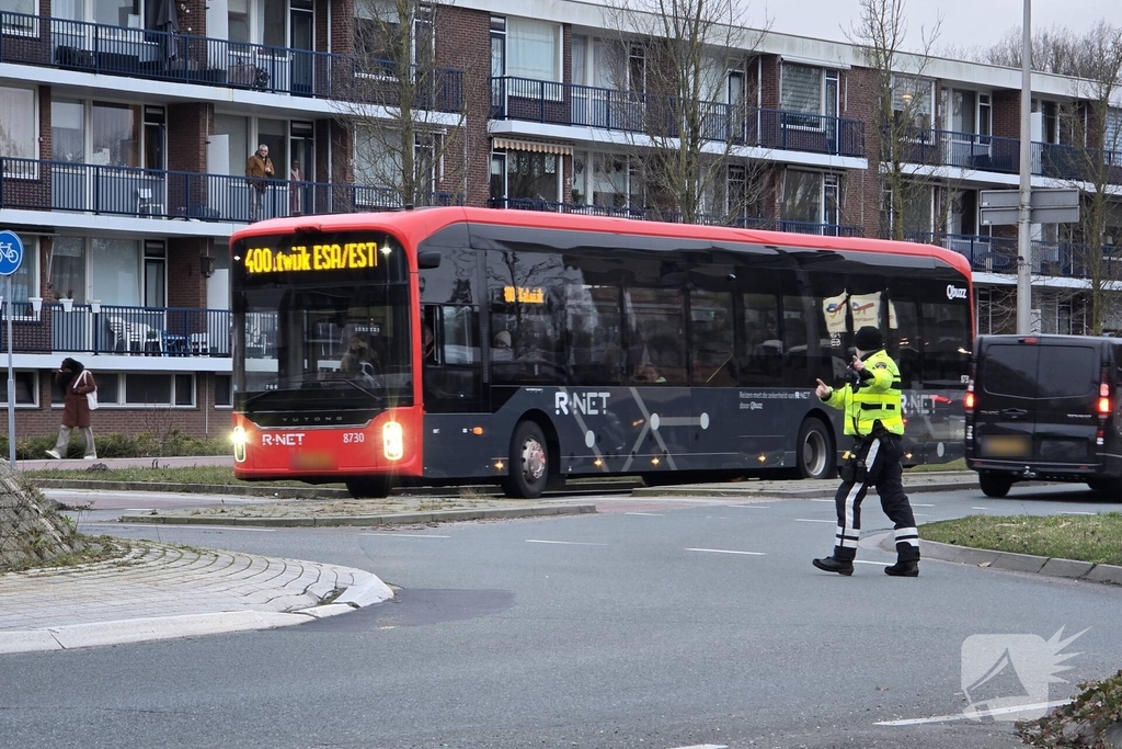 Auto-ongeluk op rotonde verstoort verkeer