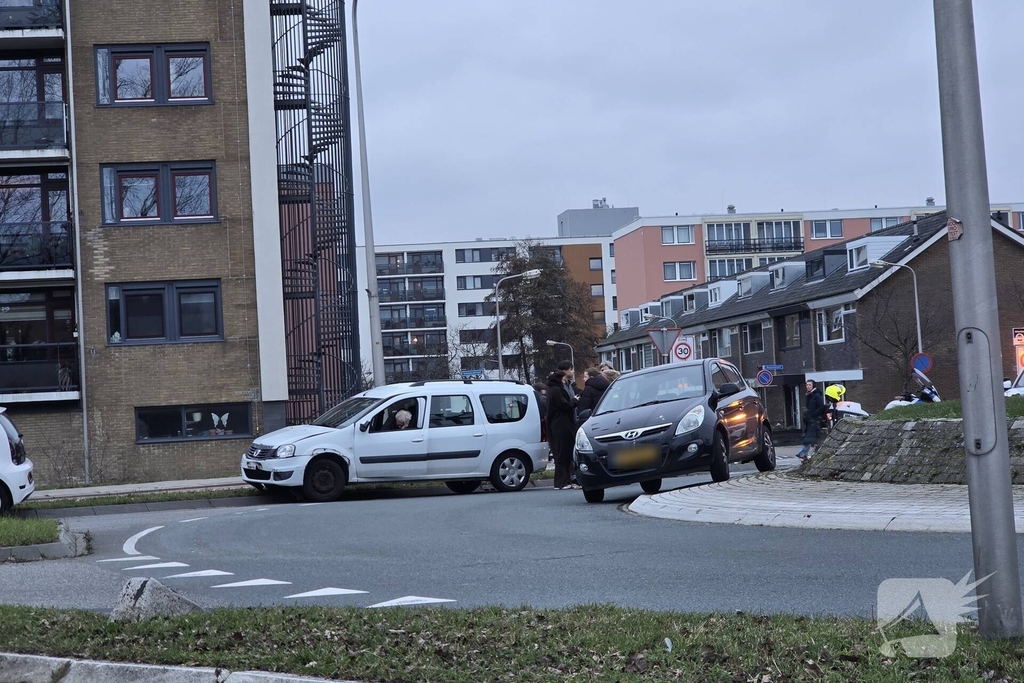 Auto-ongeluk op rotonde verstoort verkeer