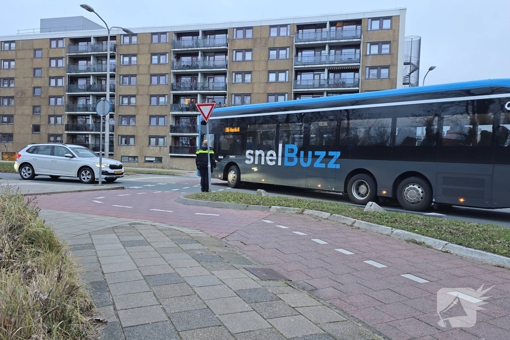 Auto-ongeluk op rotonde verstoort verkeer