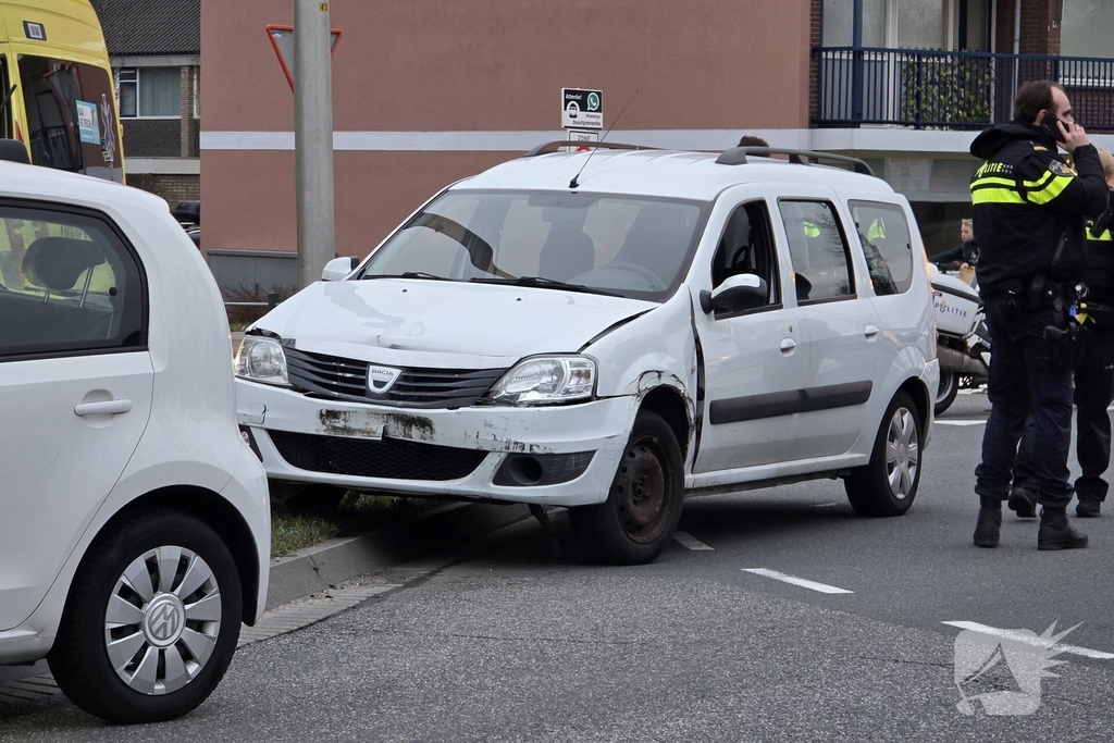 Auto-ongeluk op rotonde verstoort verkeer