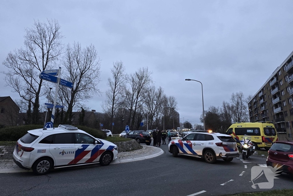 Auto-ongeluk op rotonde verstoort verkeer