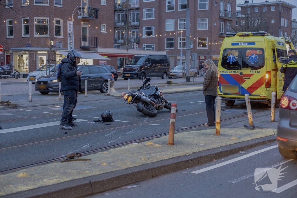 Gewonde bij aanrijding motorfiets en auto