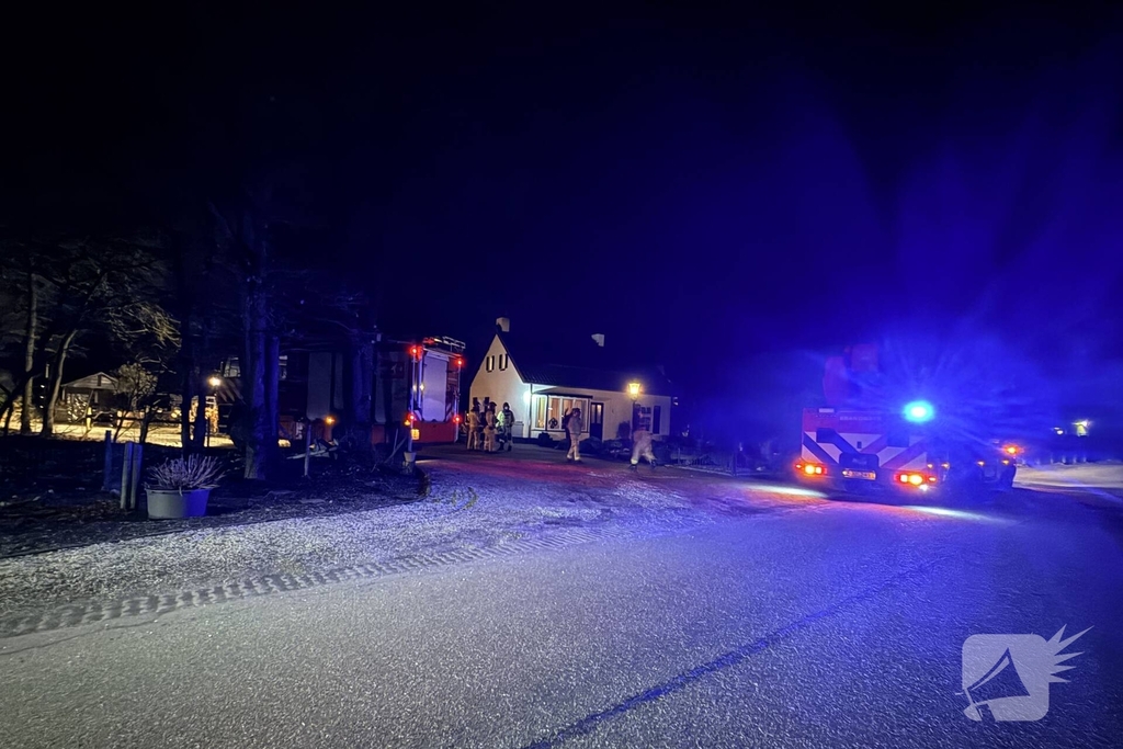 Brandweer haalt brandend hout uit schoorsteen