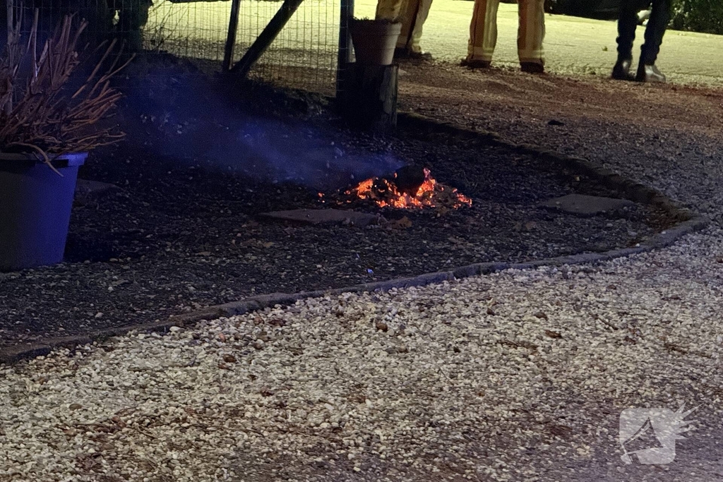 Brandweer haalt brandend hout uit schoorsteen