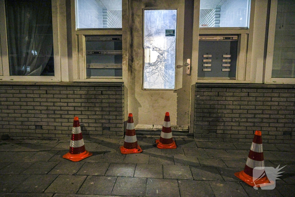 Explosie bij portiekwoning veroorzaakt aanzienlijke schade