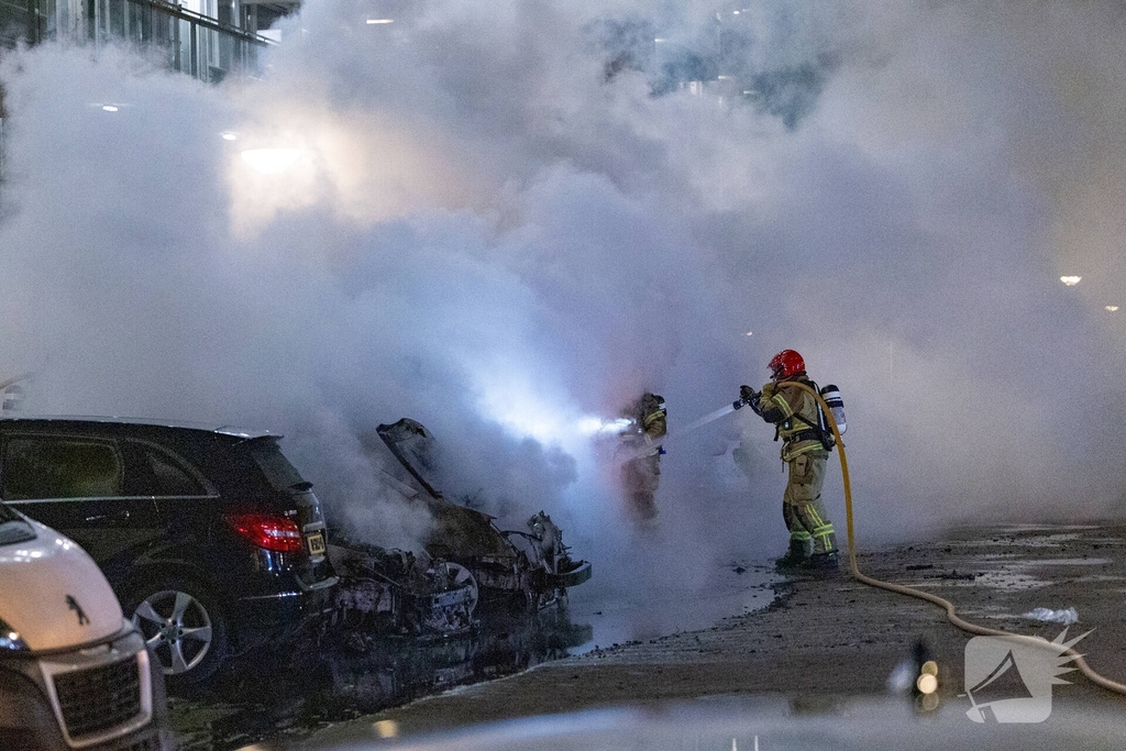 Brand verwoest meerdere auto's op parkeerplaats