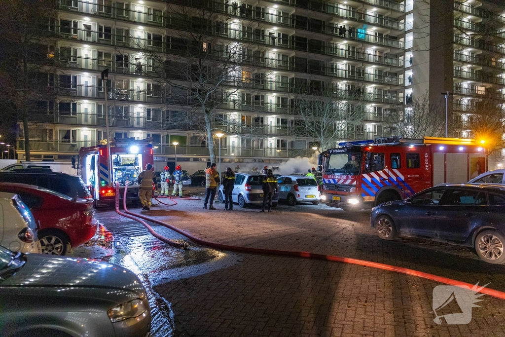 Brand verwoest meerdere auto's op parkeerplaats