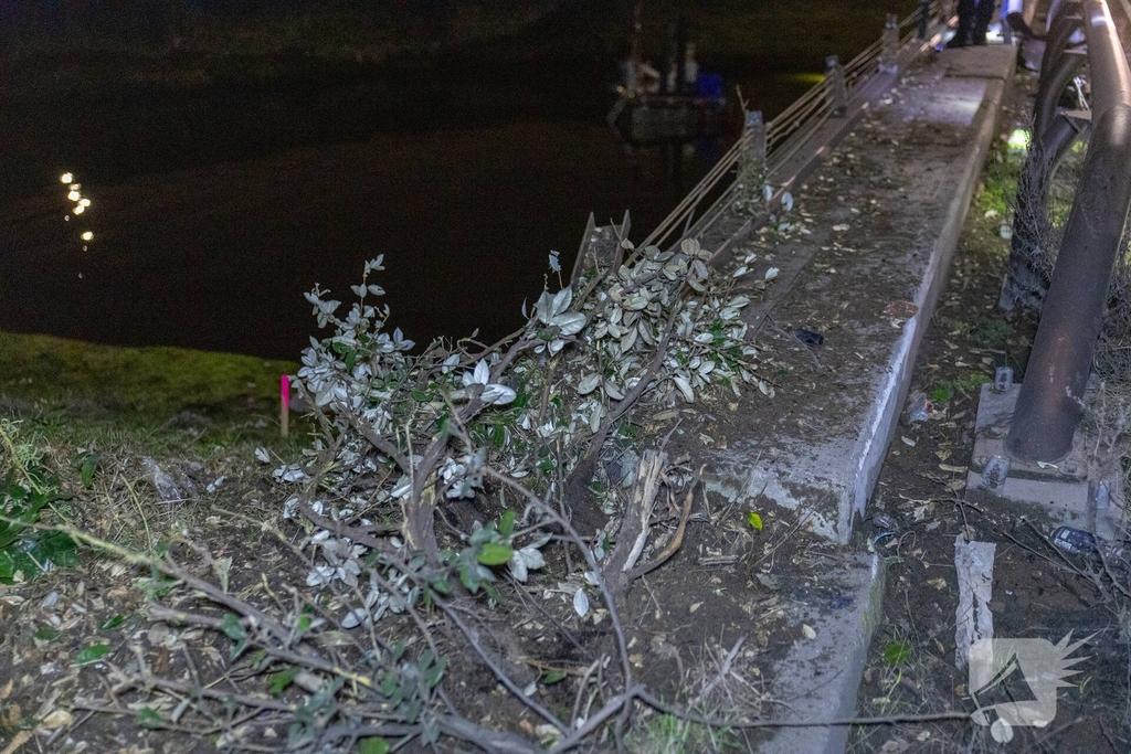 Auto belandt in het water na ongeval