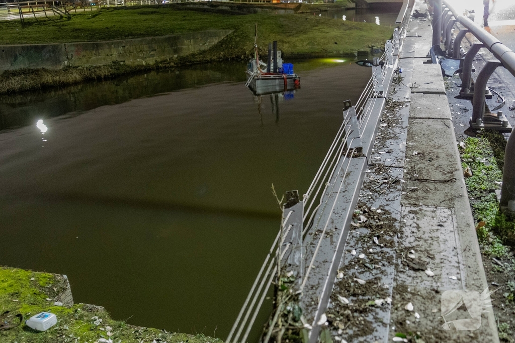 Auto belandt in het water na ongeval