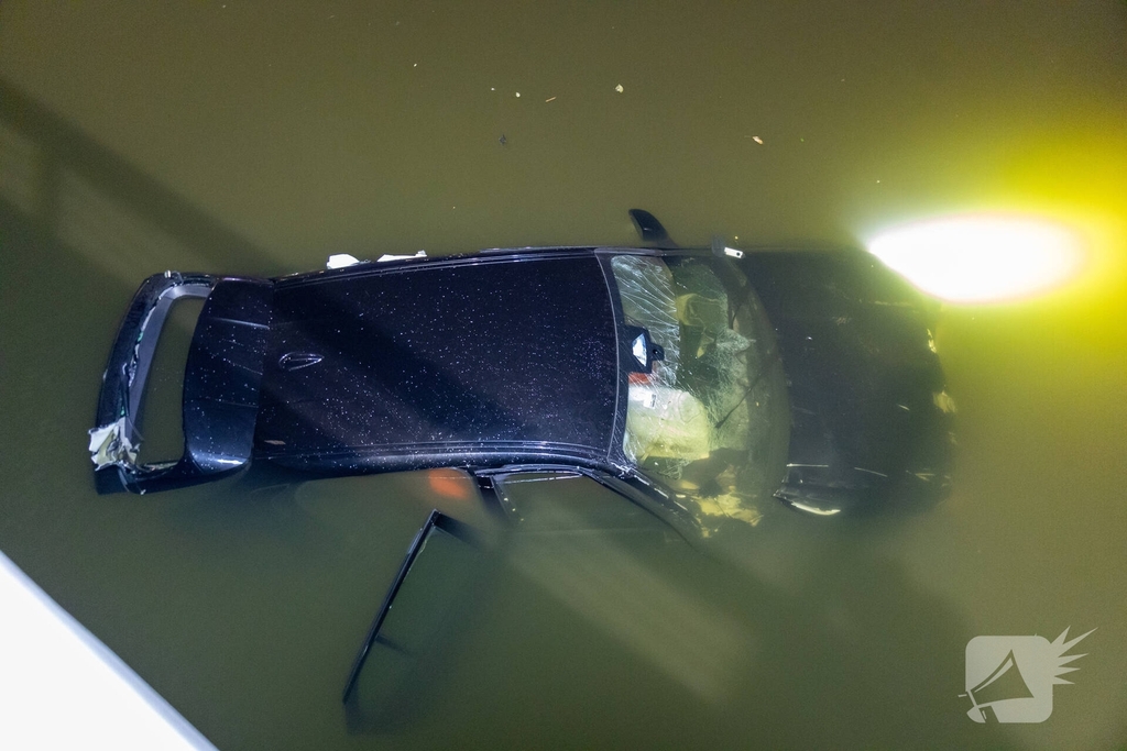 Auto belandt in het water na ongeval