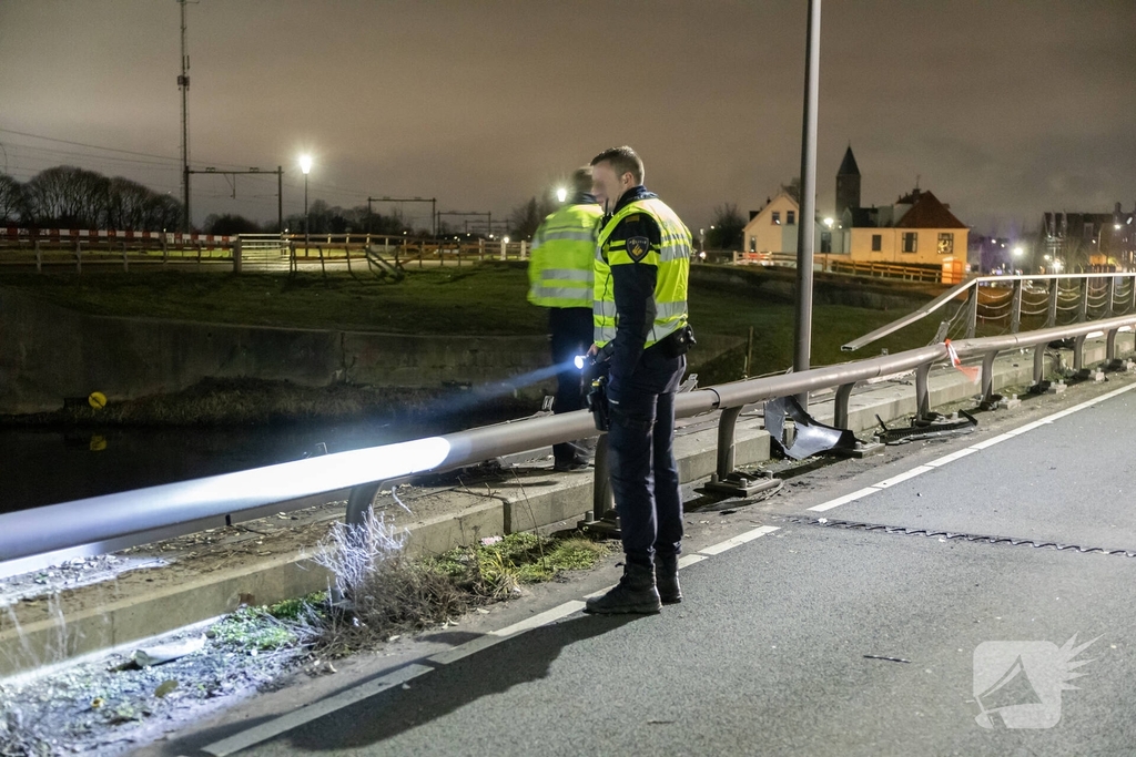 Auto belandt in het water na ongeval