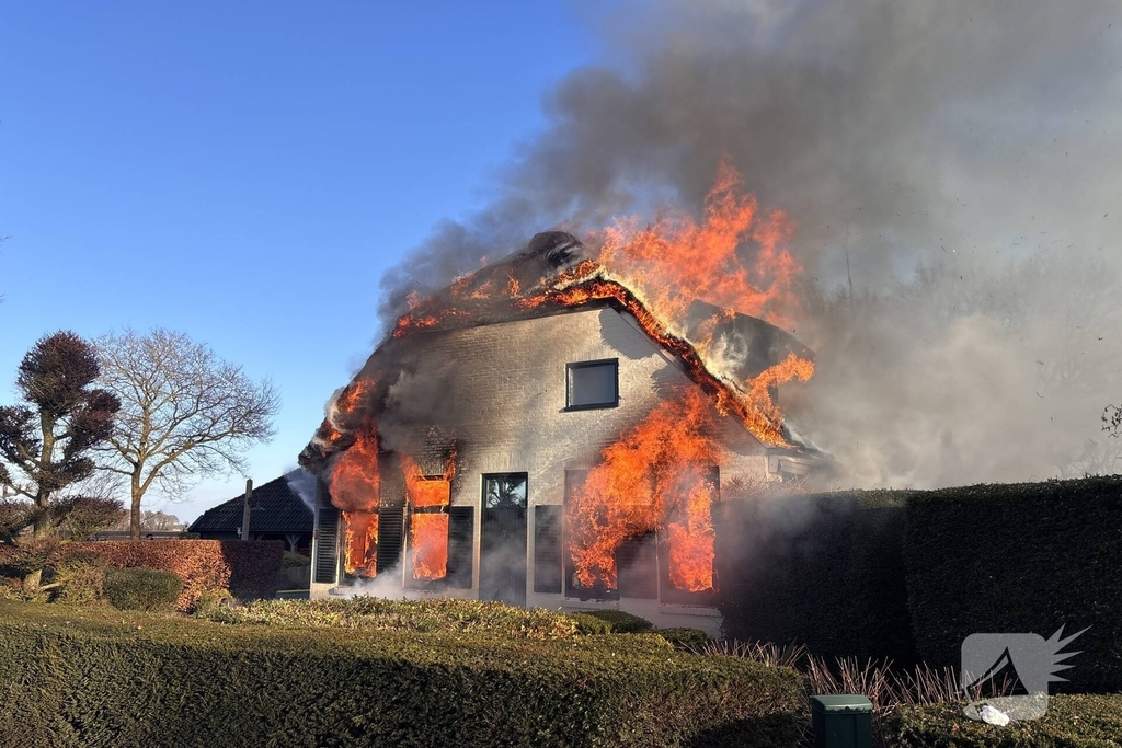 Enorme vuurzee in woning met rietendak