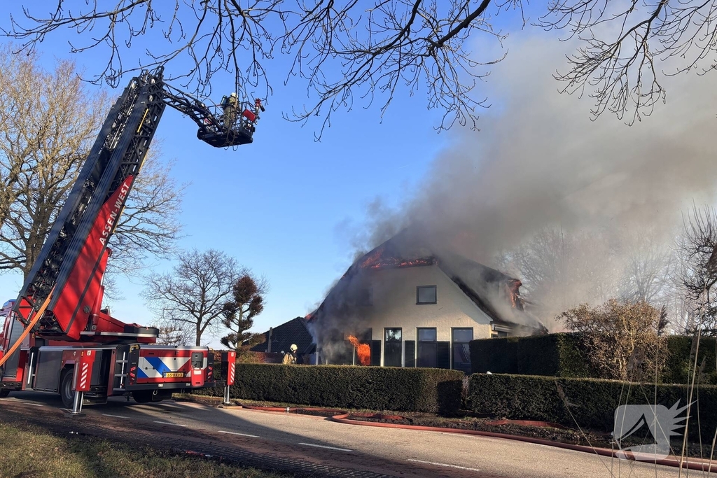 Enorme vuurzee in woning met rietendak
