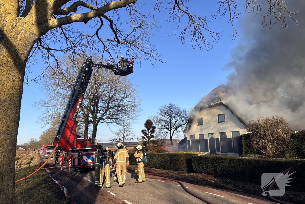 Enorme vuurzee in woning met rietendak