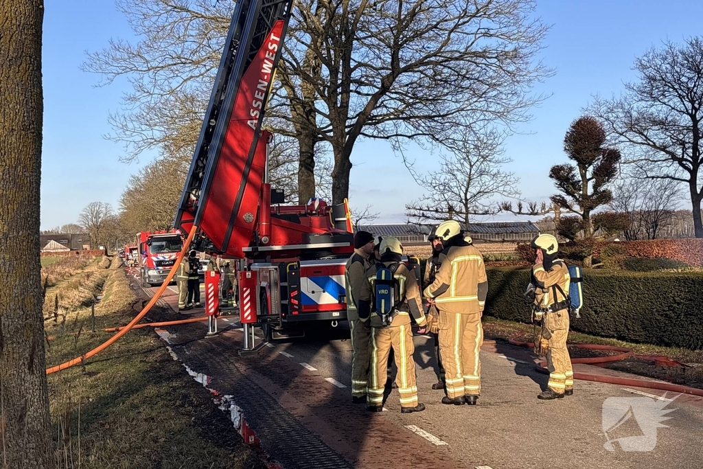 Enorme vuurzee in woning met rietendak