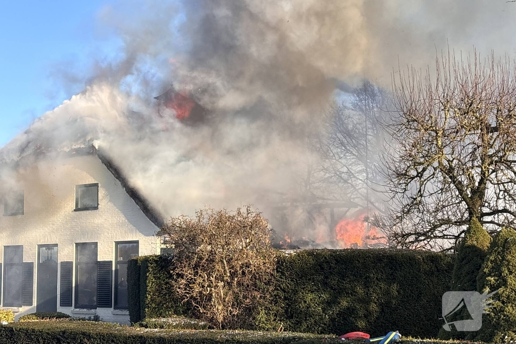 Enorme vuurzee in woning met rietendak